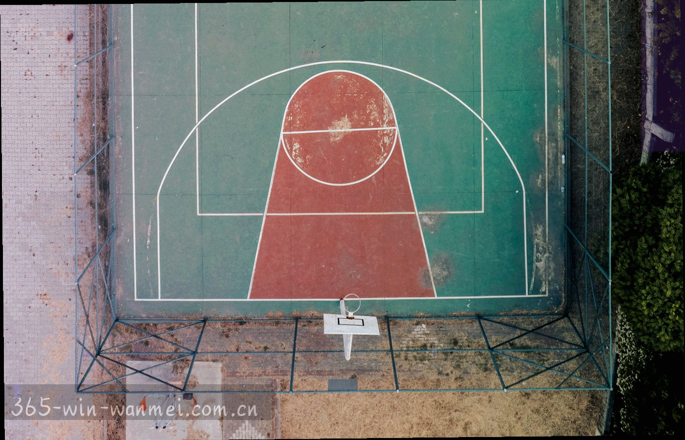 暗色数据工作台的多屏界面，屏幕上分布着表格与折线，画面中不出现可辨认的人物